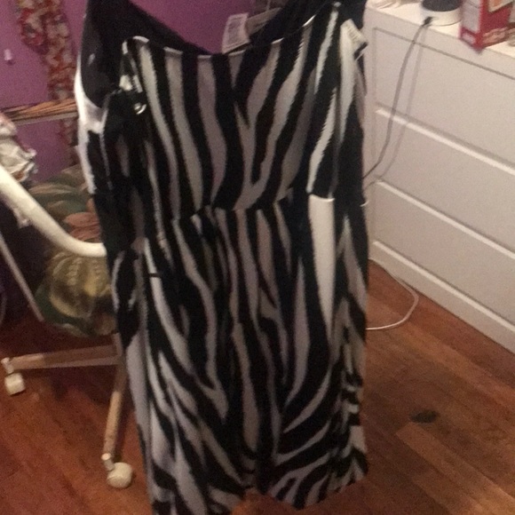 Black/white dress - Picture 3 of 3